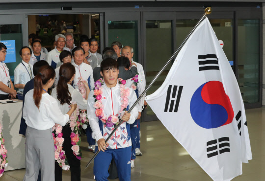 2016 리우데자네이루 올림픽 종합순위 8위를 차지한 대한민국 국가대표 선수단이 24일 오전 인천공항을 통해 귀국하고 있다.  사진=연합뉴스